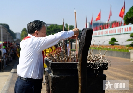 Party and State leader offers incense in tribute to President Ho Chi Minh in Hanoi